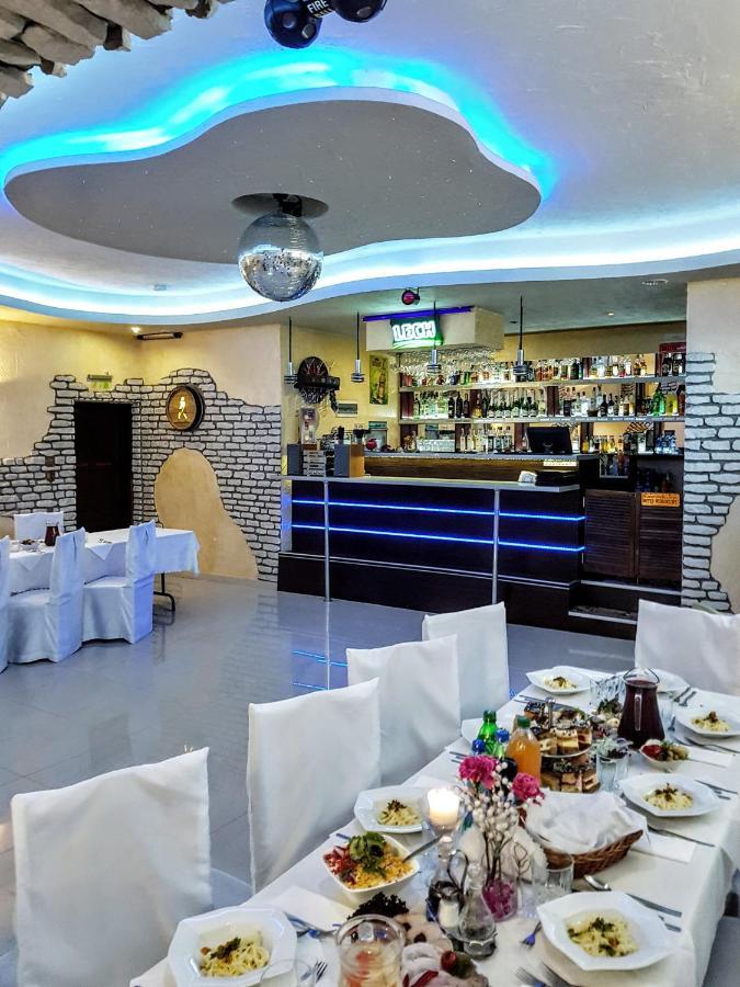 Willa-Restauracja Victoria Ostrowiec Świętokrzyski Eksteriør bilde
