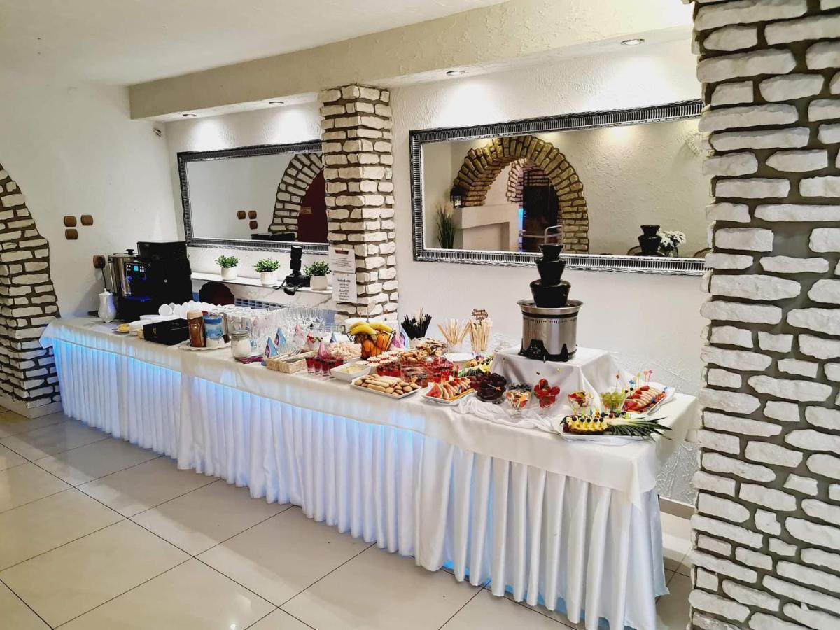 Willa-Restauracja Victoria Ostrowiec Świętokrzyski Eksteriør bilde